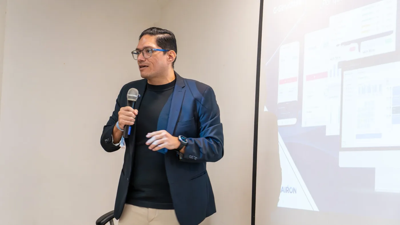 G-Structure presentando KAIRON durante Ecuador Tech Week.