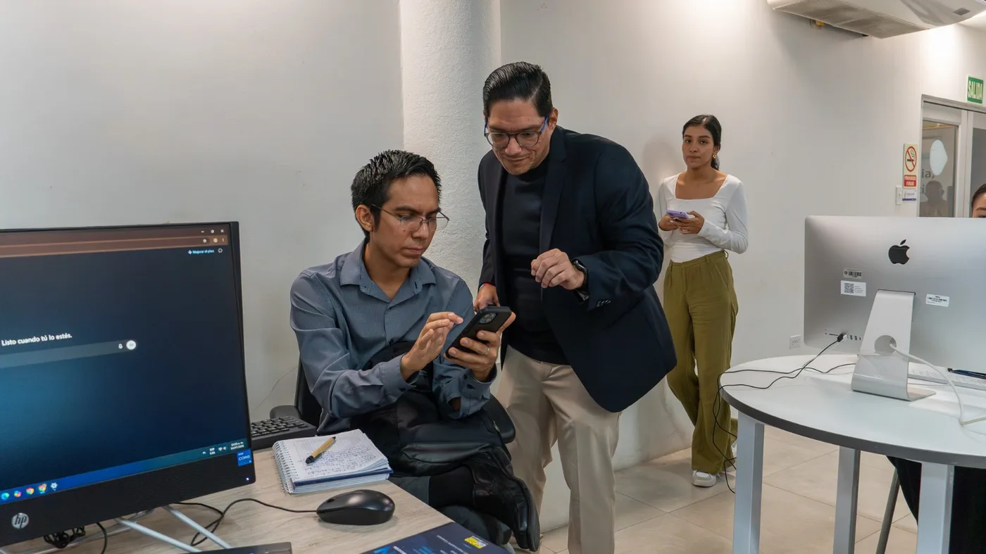 KAIRON siendo probado con un participante durante el workshop.